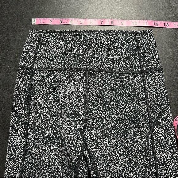 Lululemon In Movement Everlux Tight 25” Size 6 - Picture 7 of 15